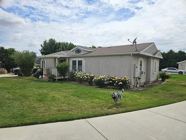 788 Poindexter Ave — Photo 2