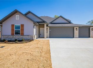 605 Hayden James St, Prairie Grove, AR 72753