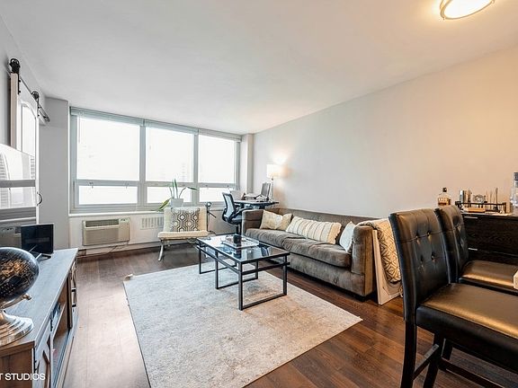 4th image of 88 W Schiller St #1503L