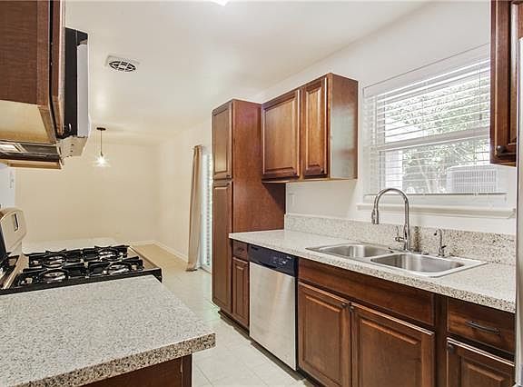 4th image of 833 Oakwood Dr