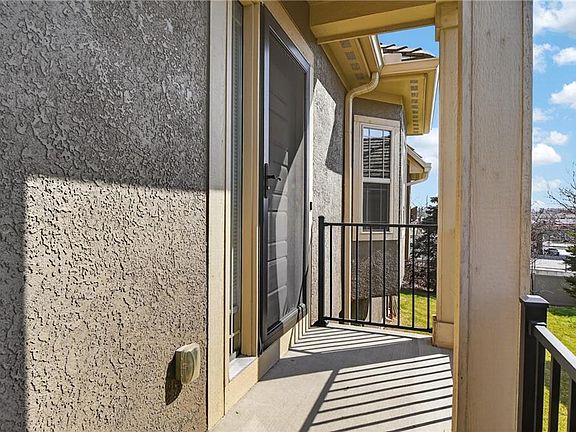 3rd image of 821 NE Lone Hill Dr