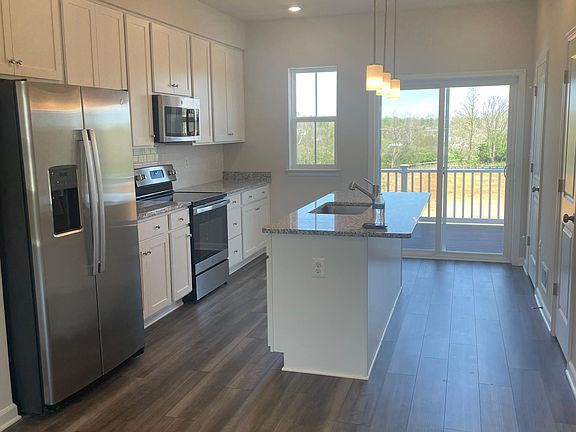 4th image of 117 Swan Field Ave