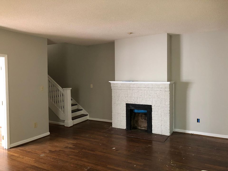 Living room (fireplace is non-functioning.
