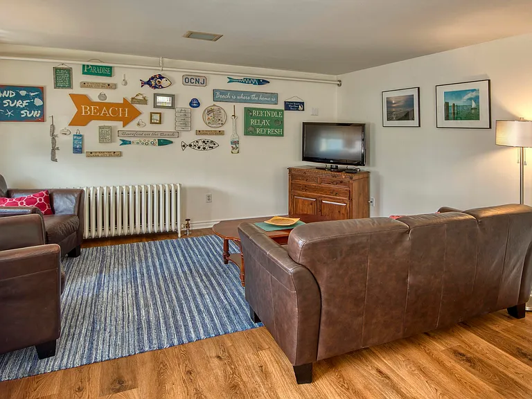 1035 Bay Ave #1 — Photo 8