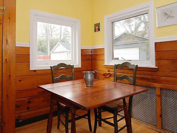 EATING AREA IN KITCHEN
