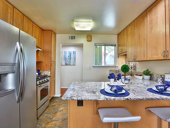 5th image of 226 N Park Victoria Dr