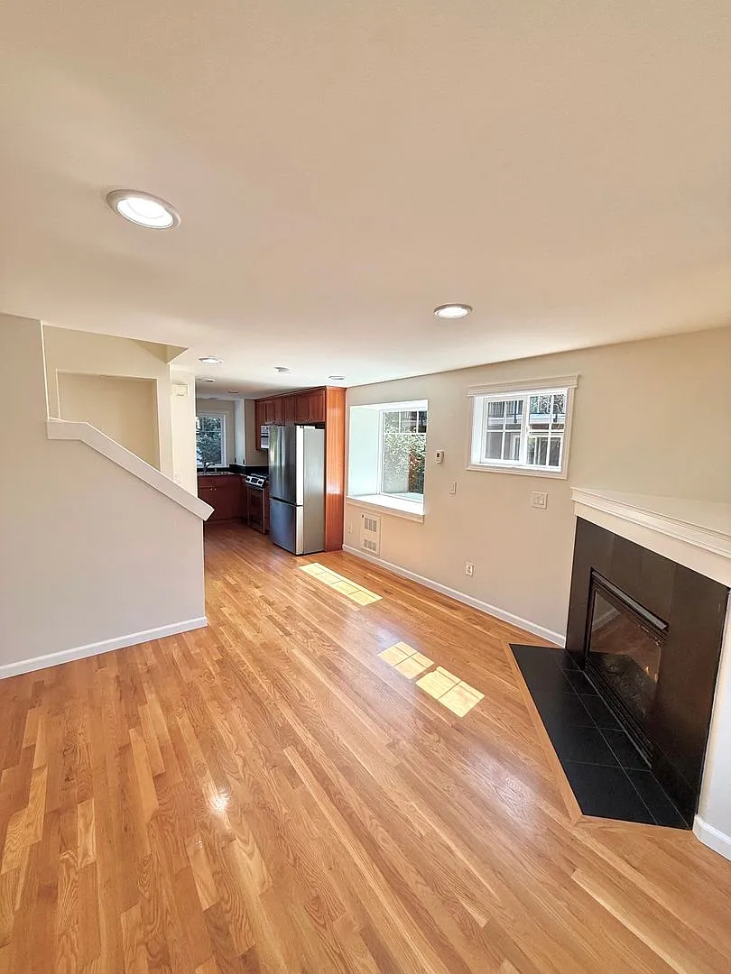 Modern 2-Bedroom, 2-Bathroom West Seattle Townhome — Photo 2