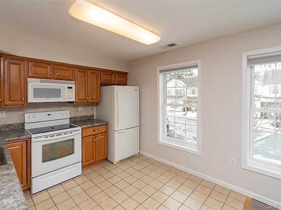 5th image of 70 Aveonis Court