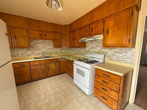 5th image of 909 N Monterey Ave