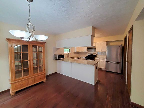 3rd image of 5047 Grassland Dr
