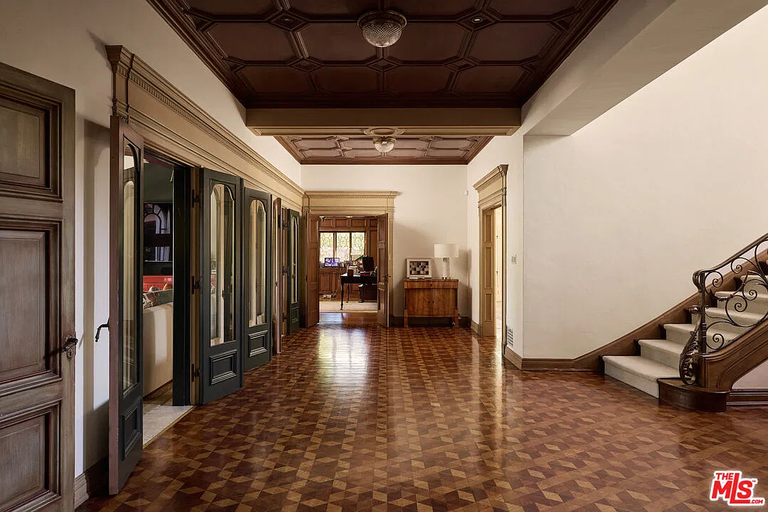 7 bed, 7.0 bath, 7230 sqft, $55,000 — Photo 4