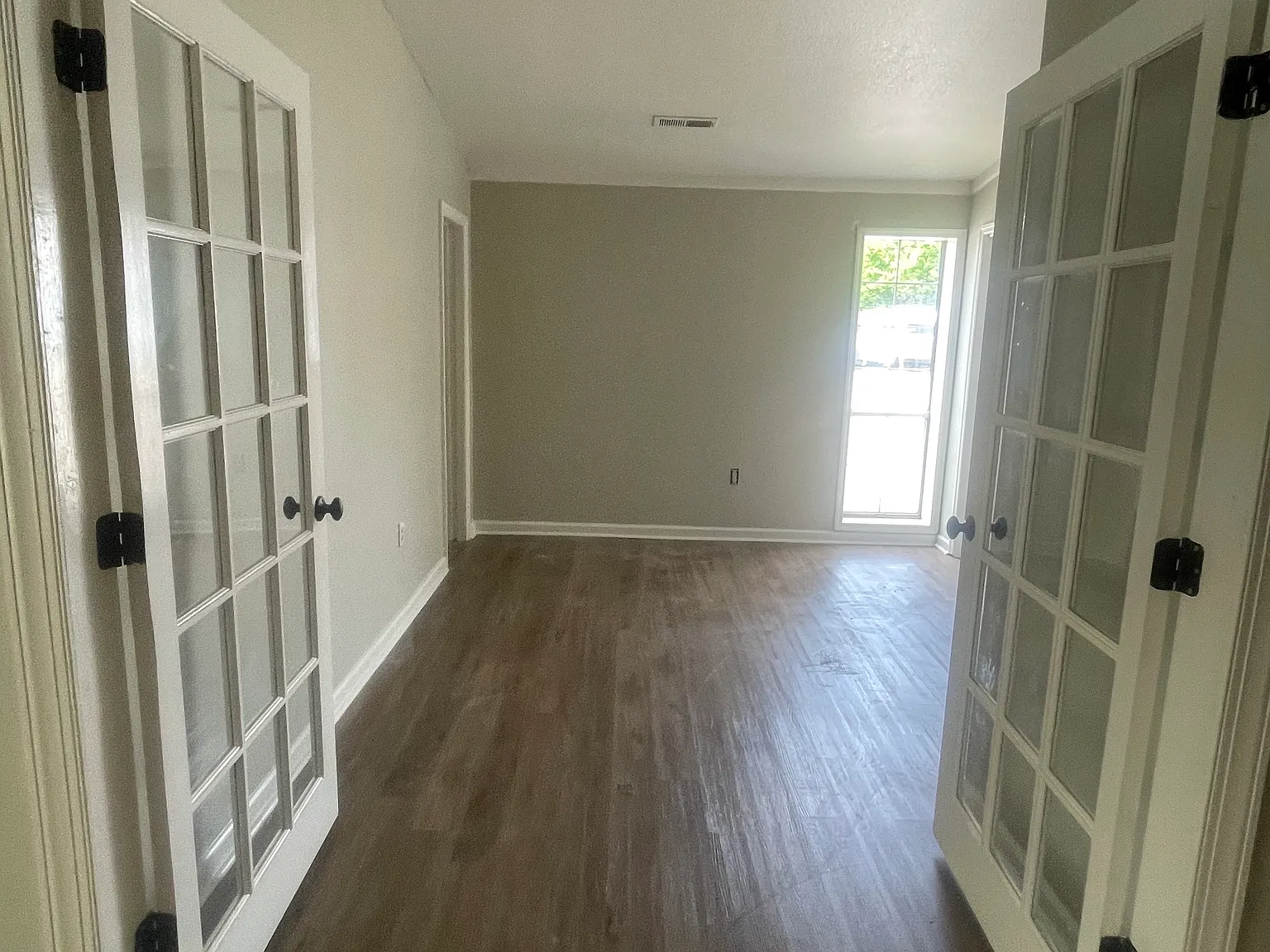 3 bed, 1200 sqft, $1,450 — Photo 2