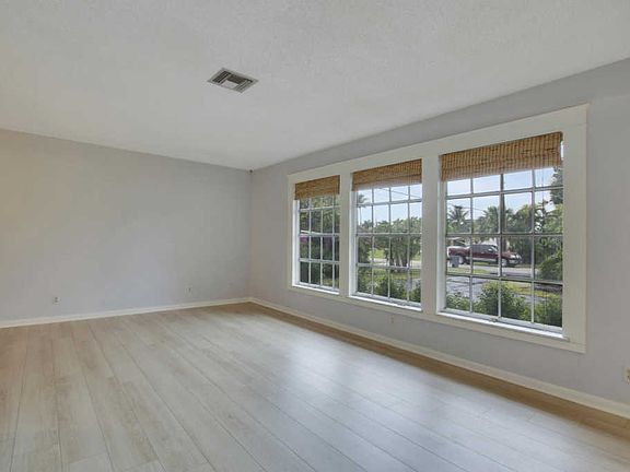 4th image of 14270 Evelyn Dr