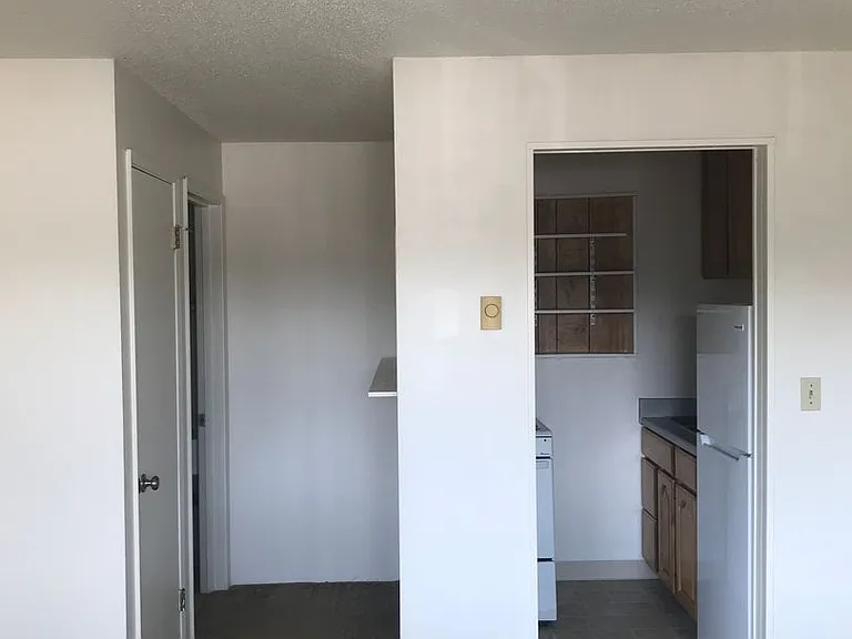 335 SW 4th St — Photo 5