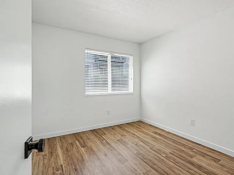 5260-5262 Springcrest Dr S — Photo 19