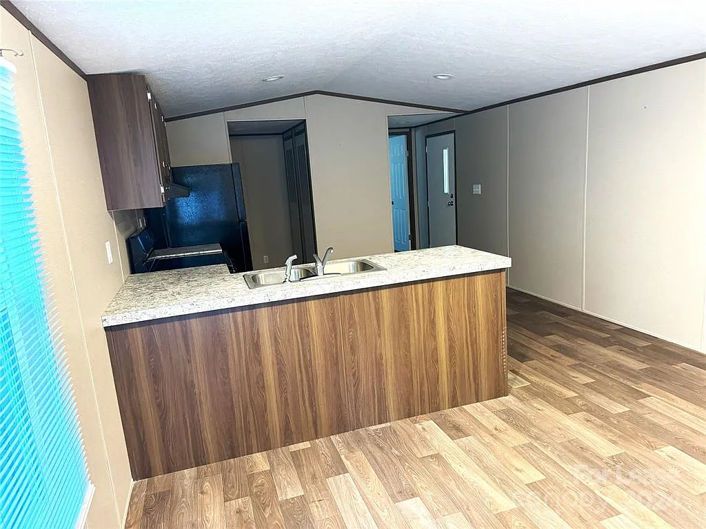 3 bed, 910 sqft, $1,250 — Photo 2