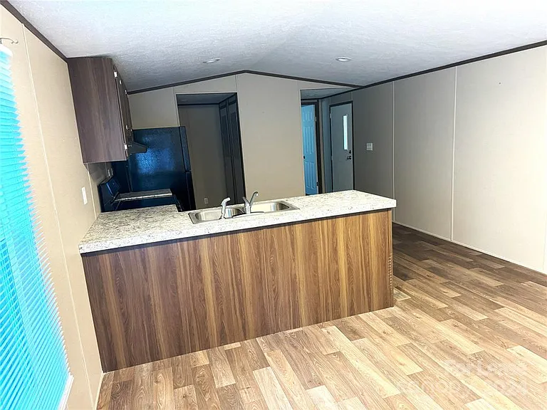 2034 Shelby Rd — Photo 2