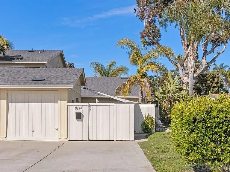1834 Eastwood Ln — Photo 3