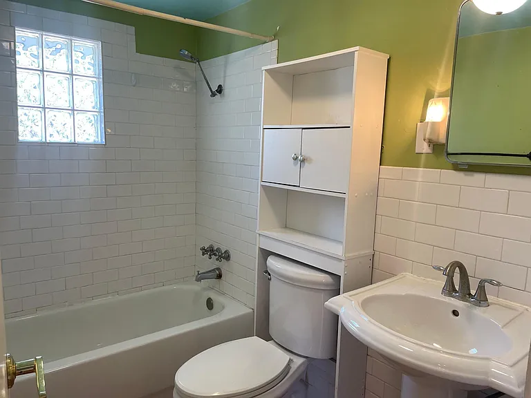 Main floor bath.