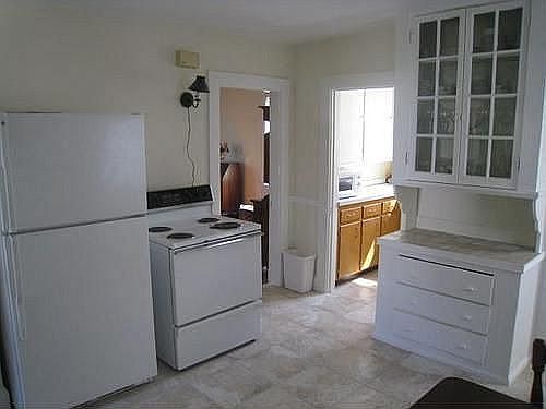 3rd image of 61 E Cross St