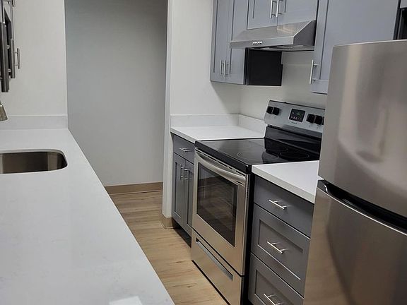5th image of 2031 Franklin Ave E APT 202