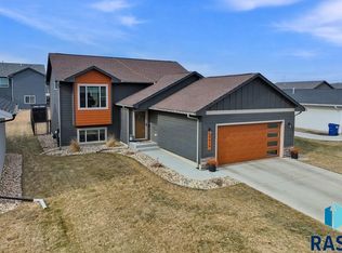 5616 E Brennan Dr, Sioux Falls, SD 57110