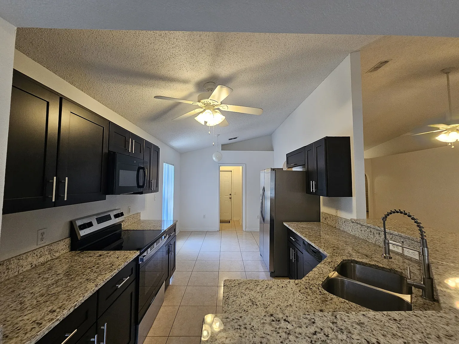 4 bed, 1855 sqft, $2,550 — Photo 3