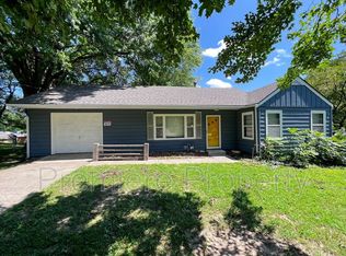 819 S Queen Ridge Dr, Independence, MO 64050