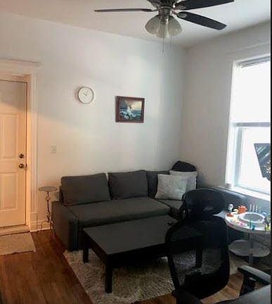 2nd image of 852 N Hoyne Ave #1