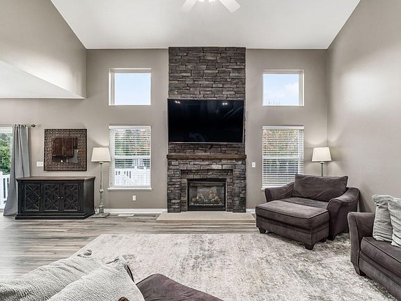 5th image of 112 Sourwood St