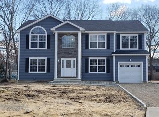 348 N 4th St, Lindenhurst, NY