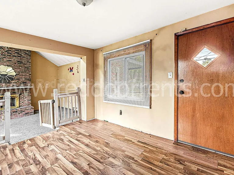 328 N Post Rd — Photo 14
