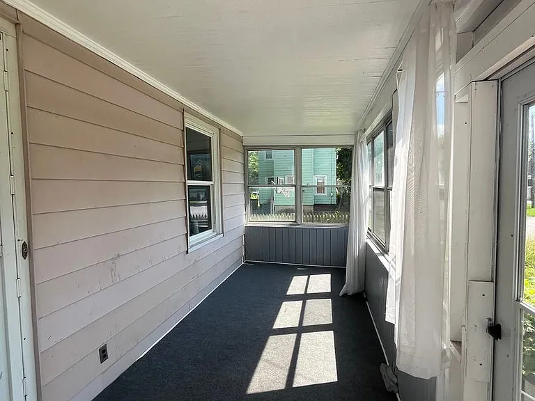 18 Robin St — Photo 3