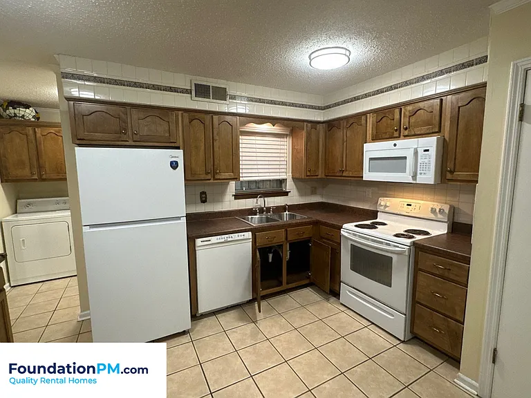2621 Derbyshire Ave — Photo 4