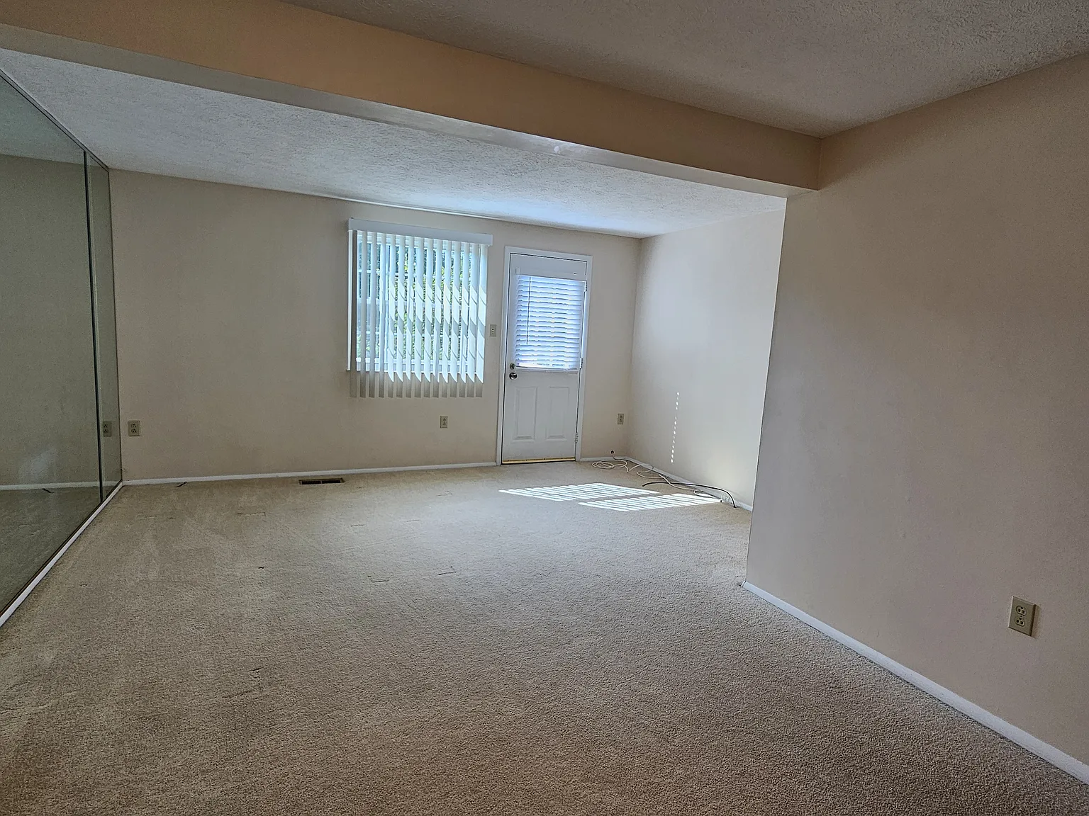 2 bed, 1.5 bath, 992 sqft, $1,550 — Photo 2