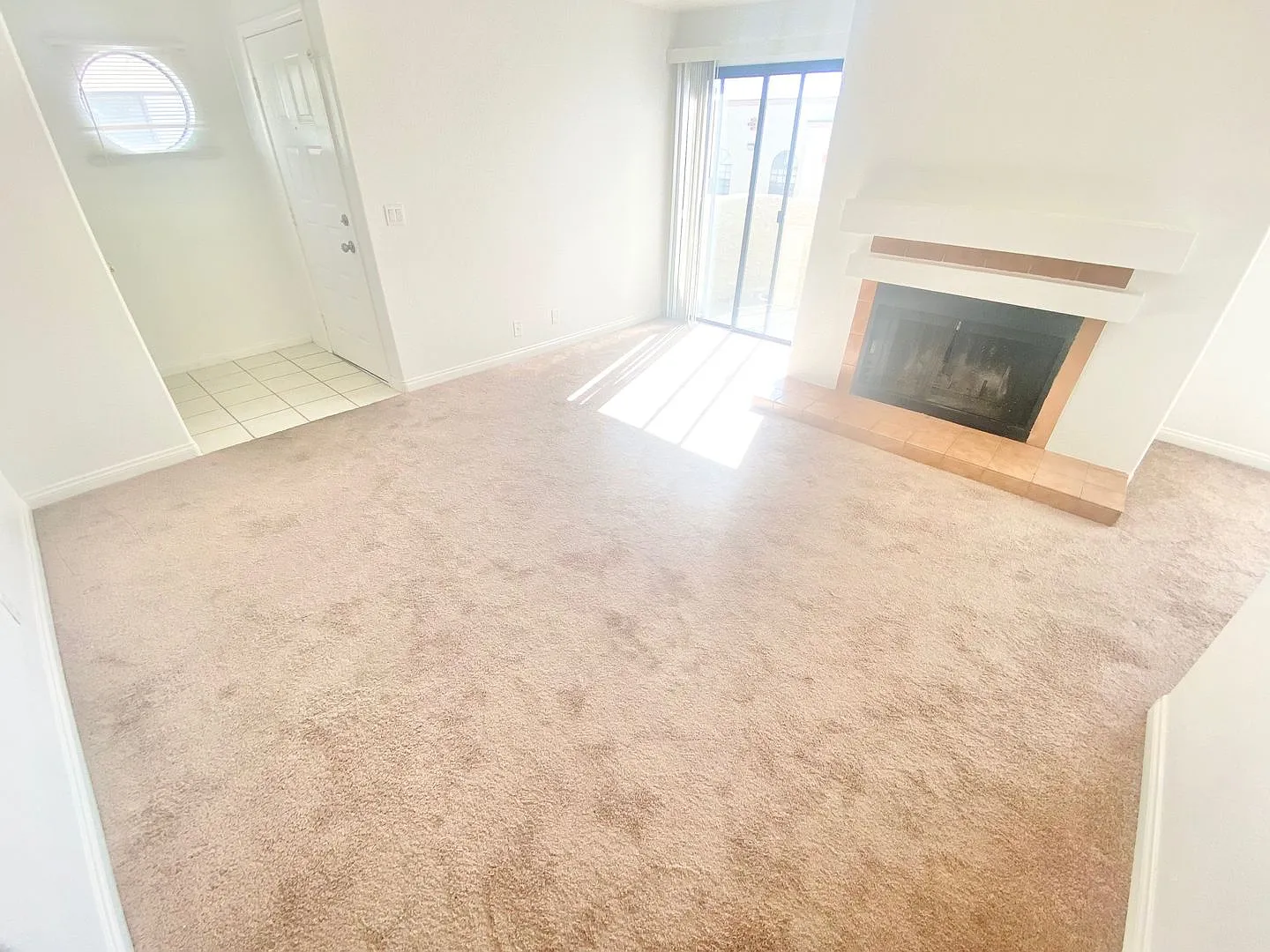 2 Bedroom /2 Bath Condo Unit Located In A Gated Community , W/ Community Pool! — Photo 2