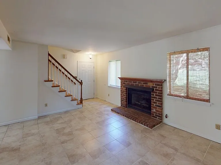 1297 Timberbranch Ct — Photo 4