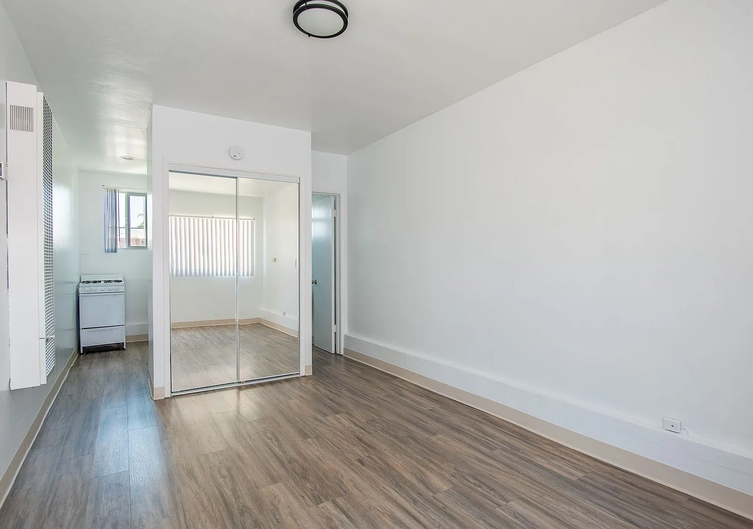 320 G St — Photo 2