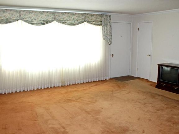 3rd image of 2215 Dallas Dr