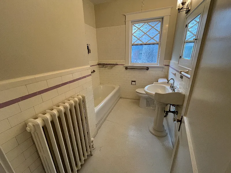 Room 2 of 5 in five bedroom house — Photo 2