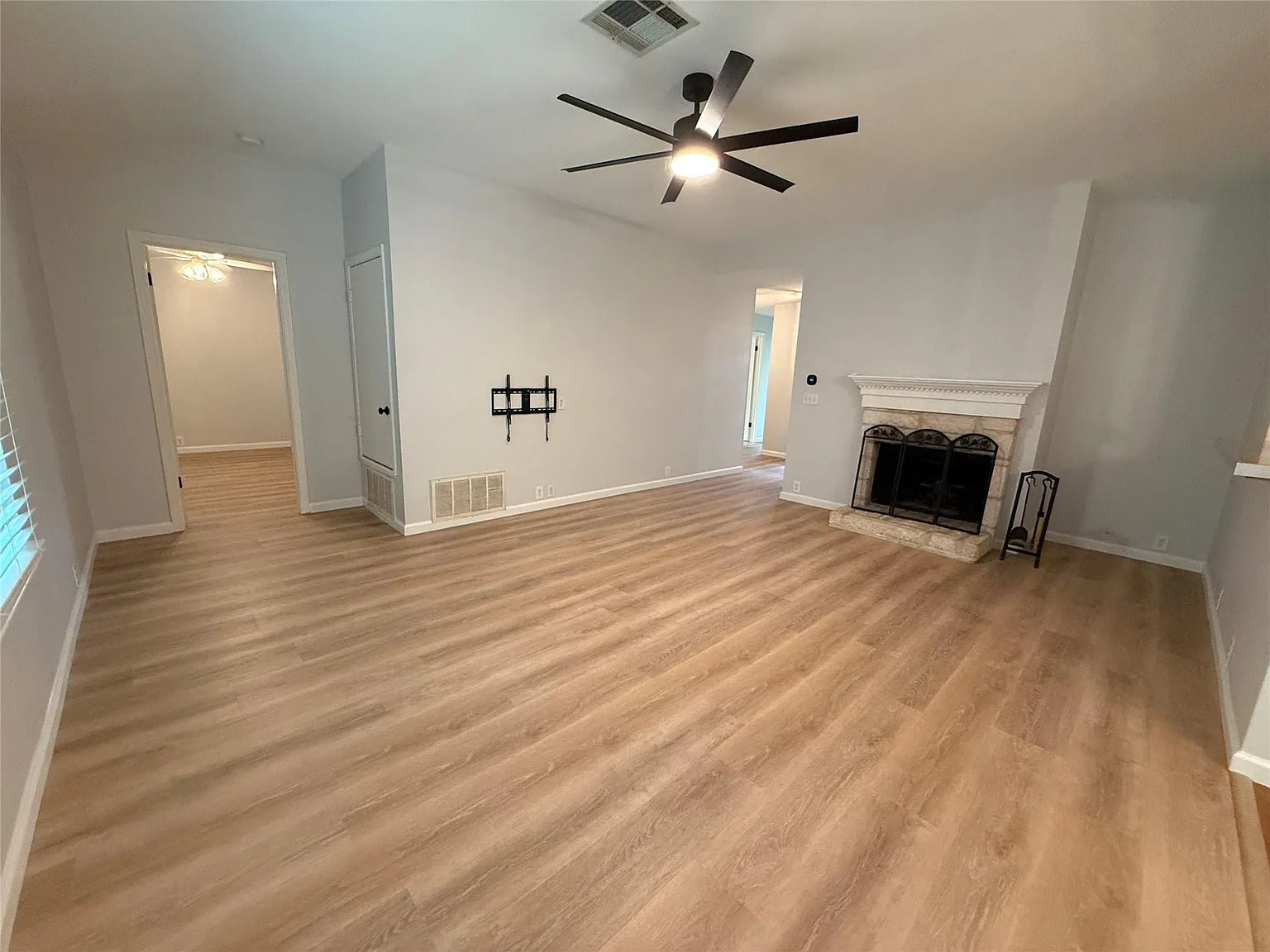 4 bed, 2.0 bath, 1427 sqft, $2,400 — Photo 3