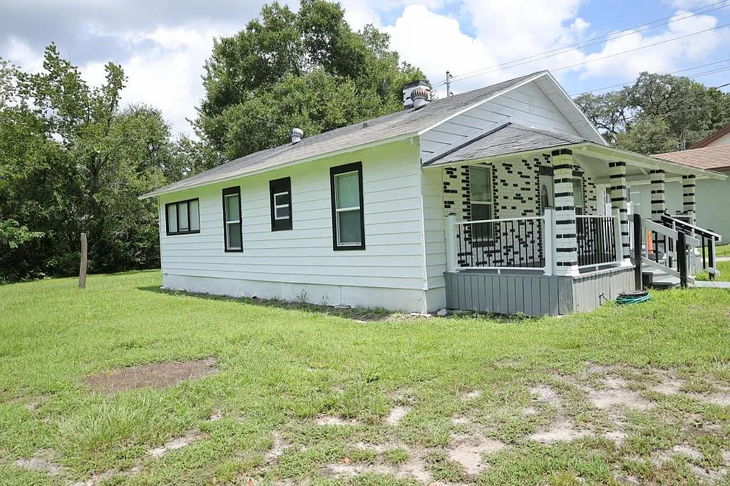 809 Adams St — Photo 3