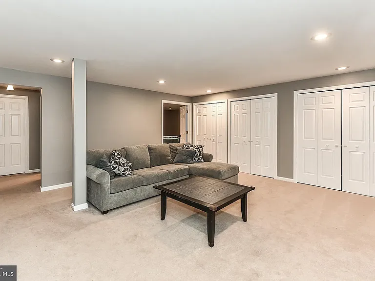 7910 Oak Hollow Ln — Photo 19