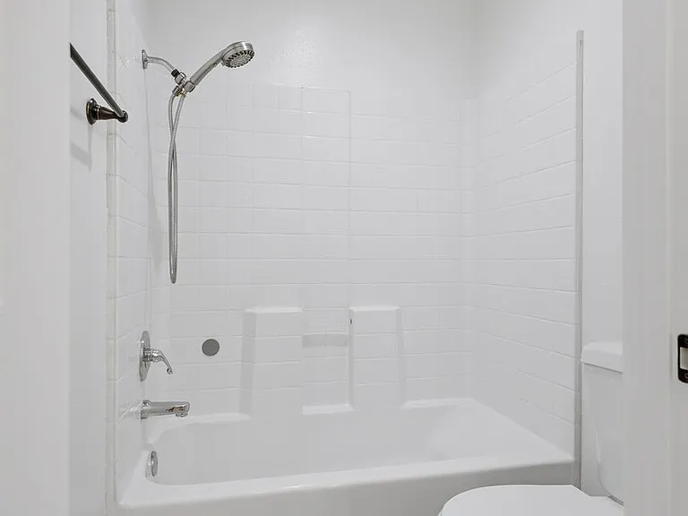 2338 Huntington Dr — Photo 17