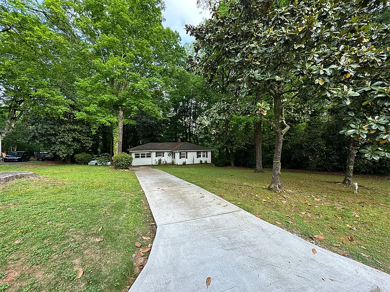 510 Hilderbrand Dr — Photo 2