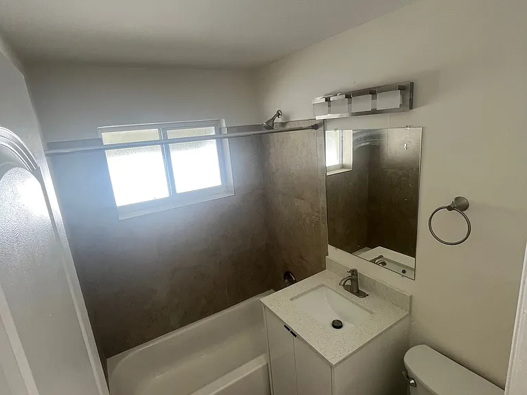 241 NE 12th St #241 — Photo 2