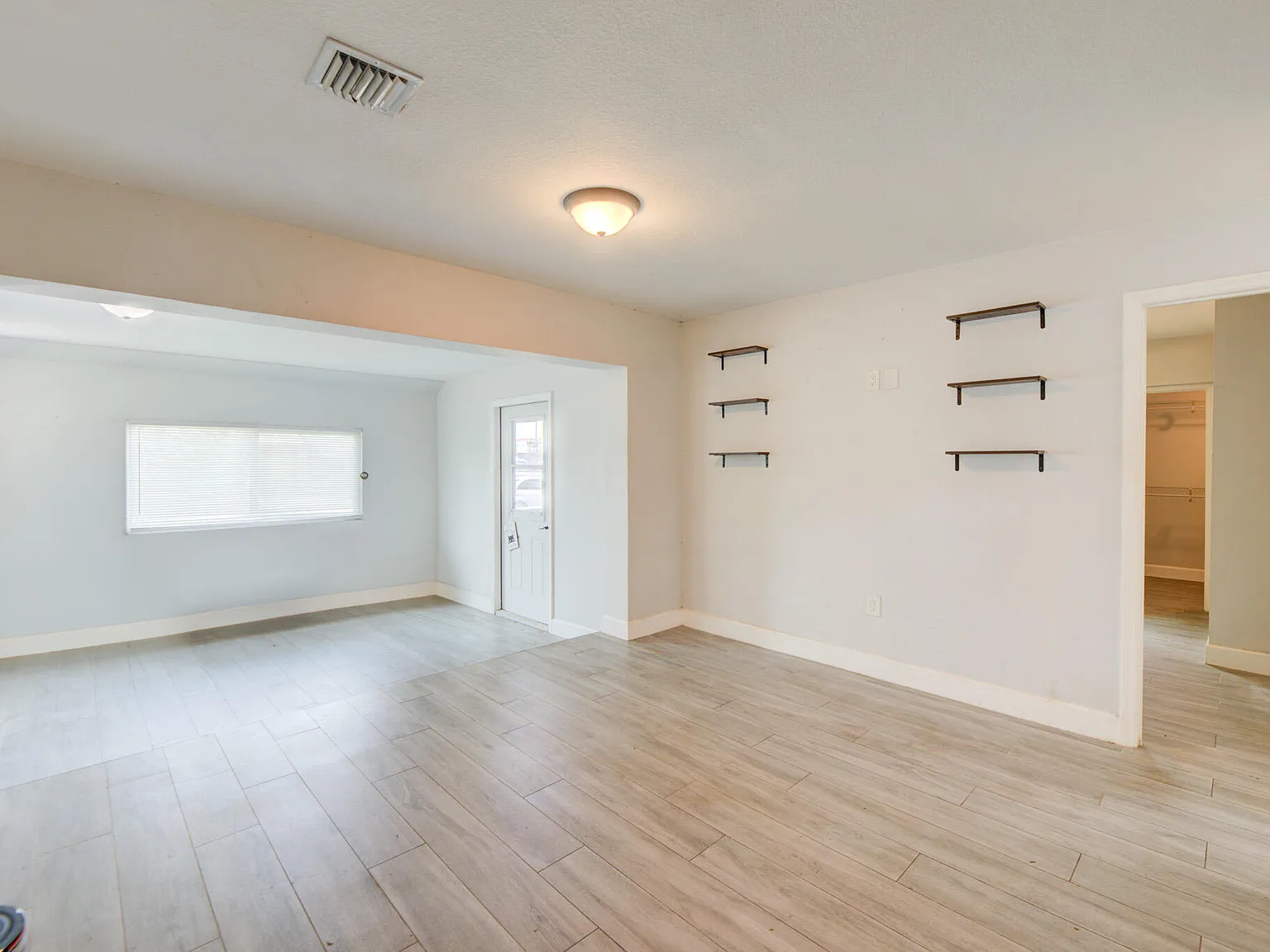 3 bed, 1.0 bath, 1397 sqft, $3,400 — Photo 1