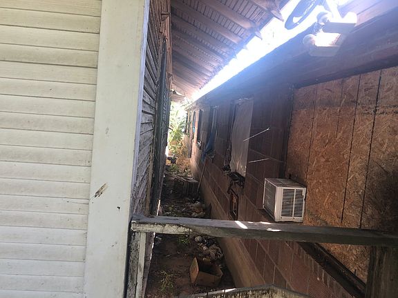 2nd image of 410 E Toppenish Ave