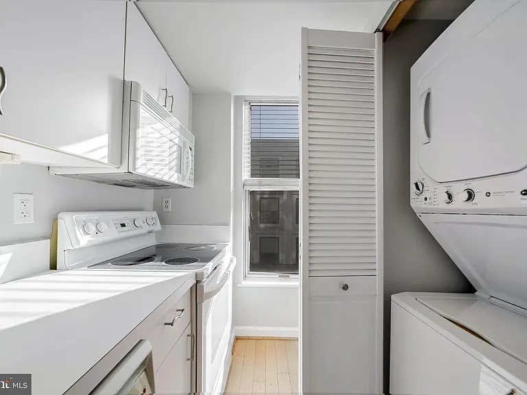 601 Pennsylvania Ave NW #910 — Photo 14