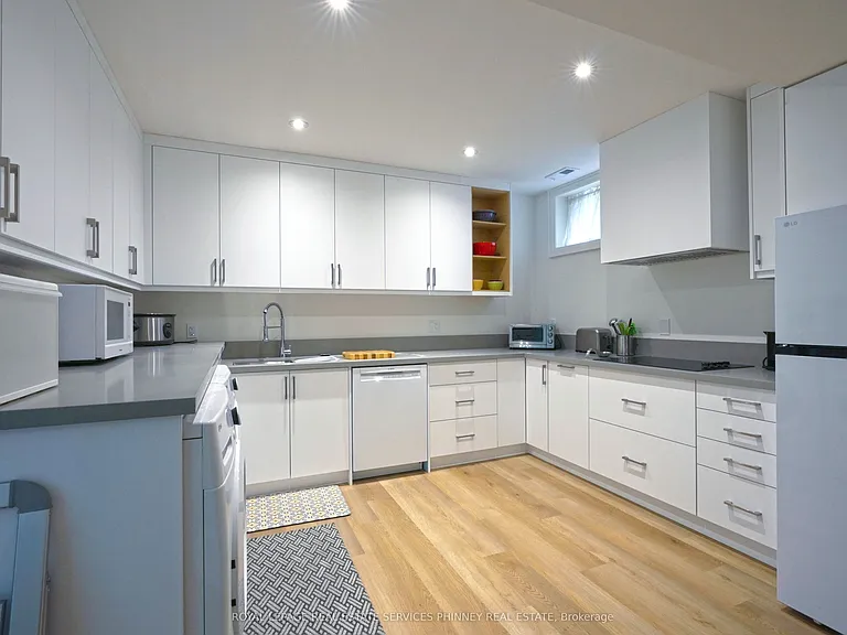 1413 Queen Victoria Ave — Photo 7